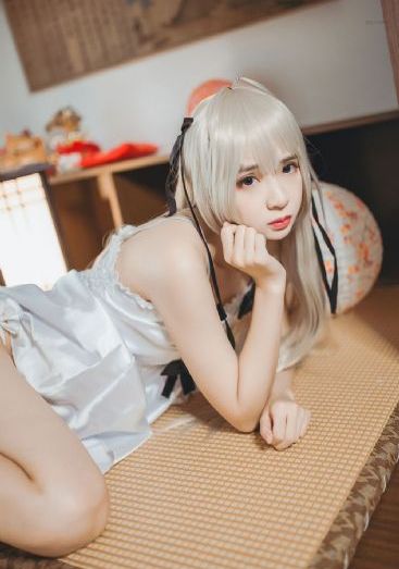 年轻女秘书