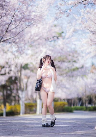 小丹慢慢张开双腿淑芬