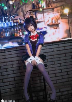 蒙上眼睛的女大学生