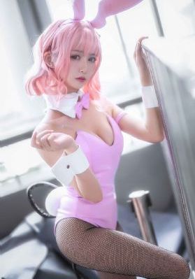蒙上眼睛的女大学生