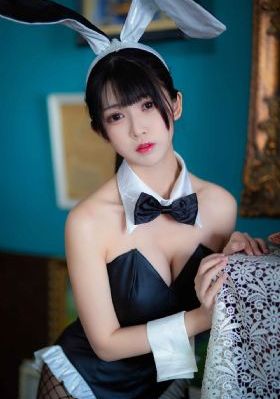 她的下面又紧又湿好爽