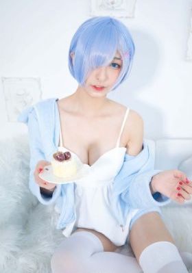 被拥抱的人威胁了